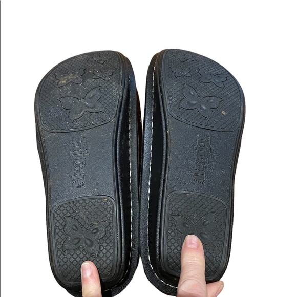 Alegria Womens Size 38 (7) Black Tooled Leather Slip On Shoes - Picture 4 of 9